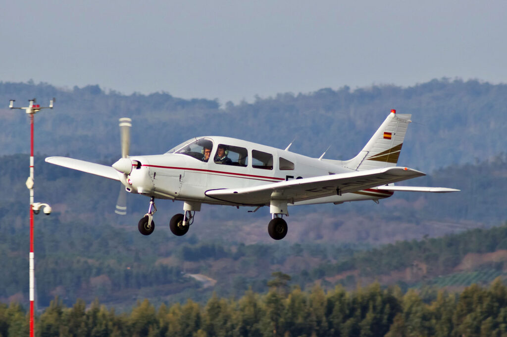 A Piper PA-28 Warrior II landing in Santiago. Wikimedia